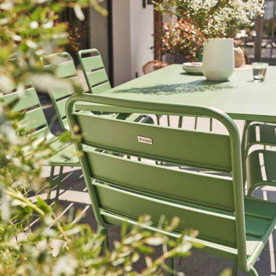 Mesa de jardín rectangular y 8 sillas de metal apilables | Oviala