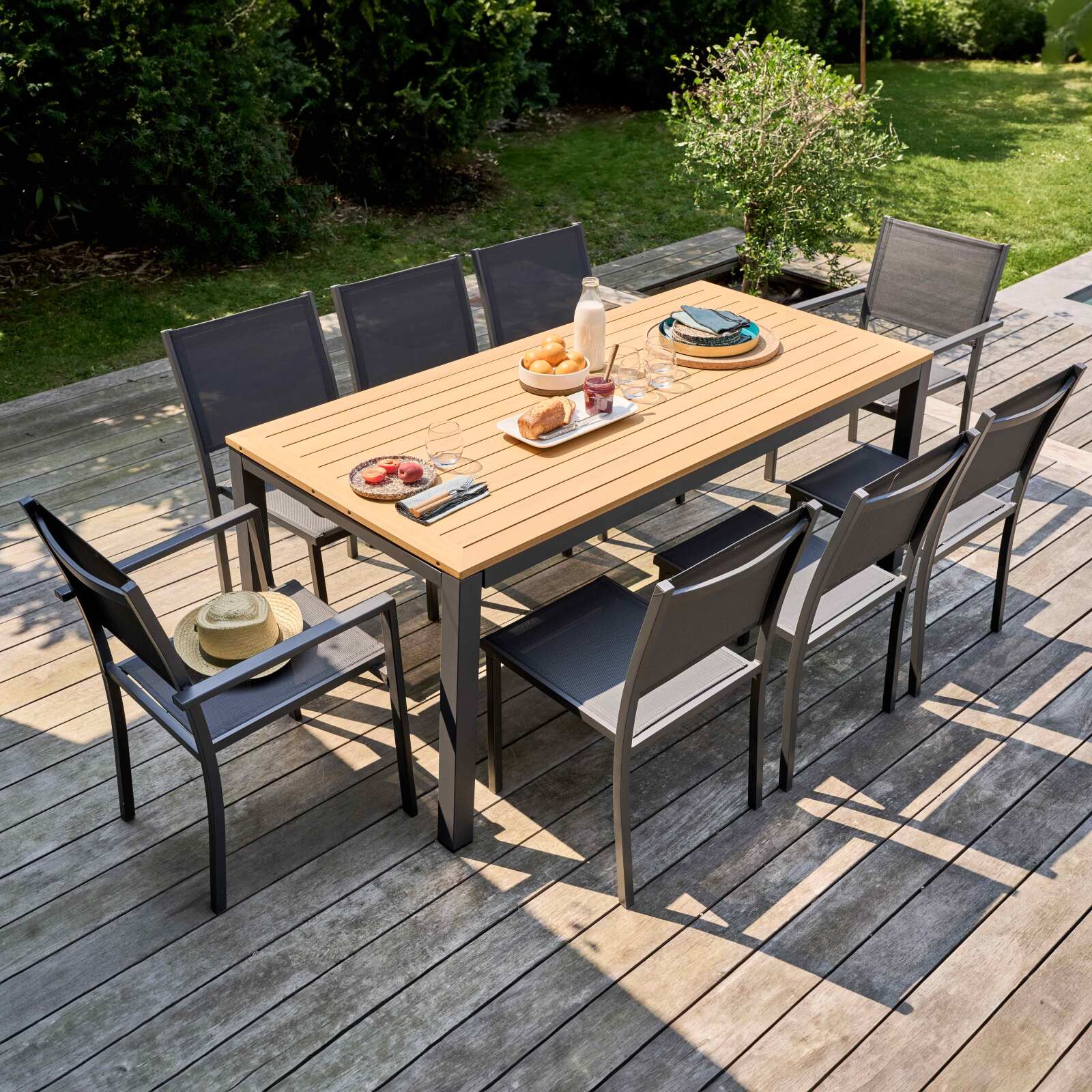 Mesa de jardín extensible 180/240 x 74 cm de aluminio y madera de eucalipto FSC® con 8 sillas y 2 sillas con reposabrazos