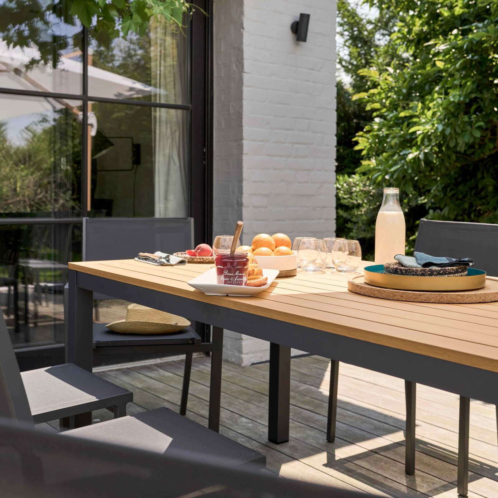 Mesa de jardín extensible 180/240 x 74 cm de aluminio y madera de eucalipto FSC® con 8 sillas y 2 sillas con reposabrazos