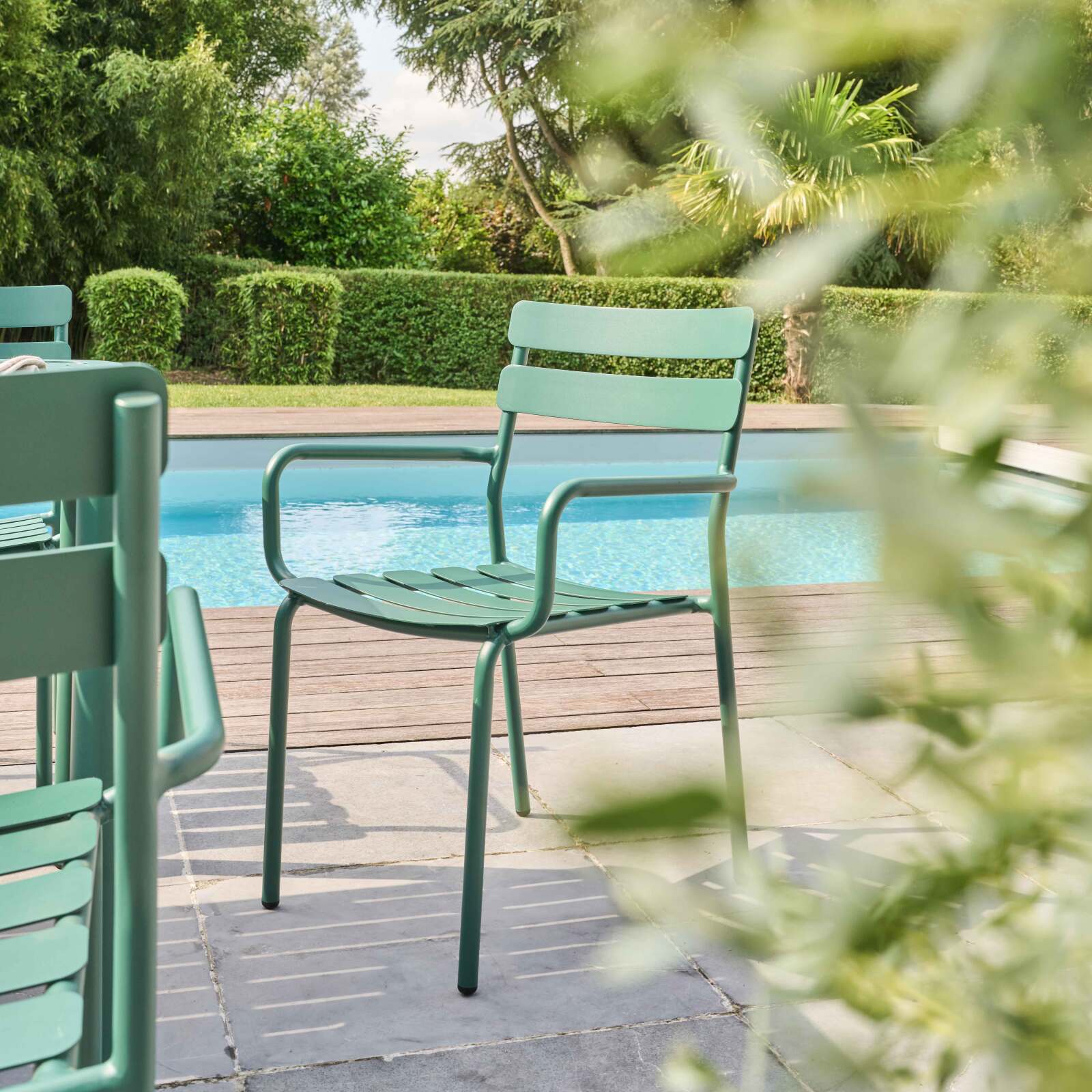 Mesa de terraza rectangular 185 x 92 cm y 8 sillas con reposabrazos de aluminio