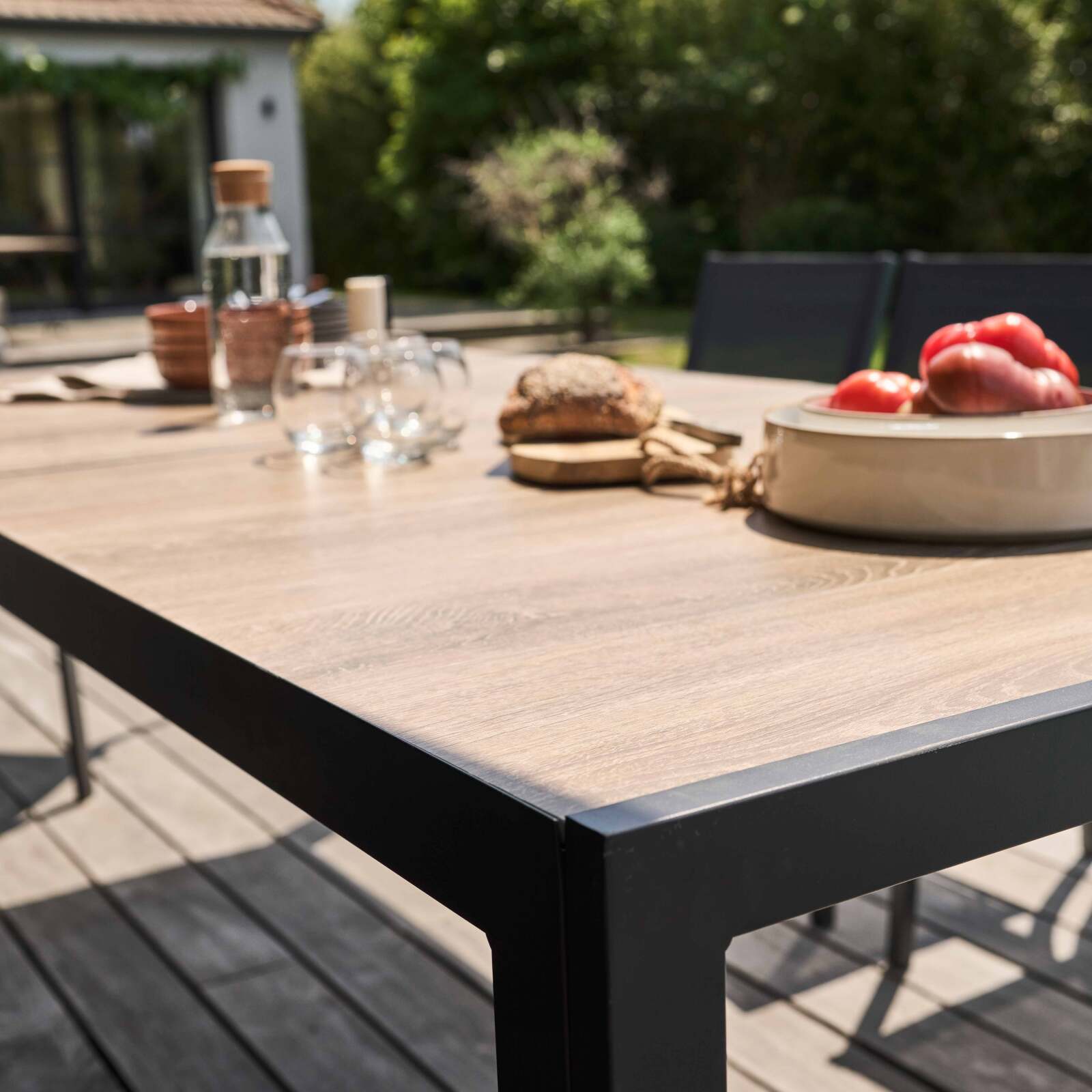 Mesa de jardín rectangular con tablero de cerámica efecto madera, con 8 sillas y 2 sillas con reposabrazos