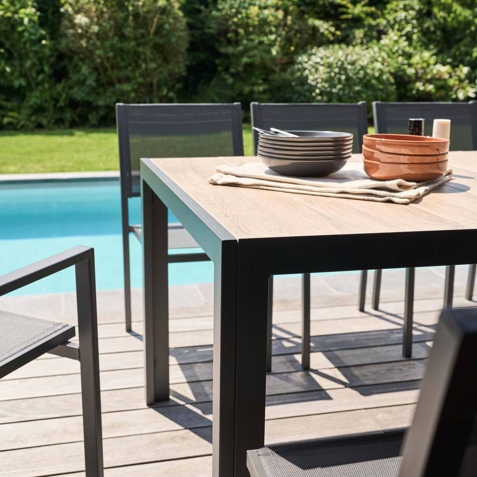 Mesa de jardín rectangular con tablero de cerámica efecto madera, con 8 sillas y 2 sillas con reposabrazos