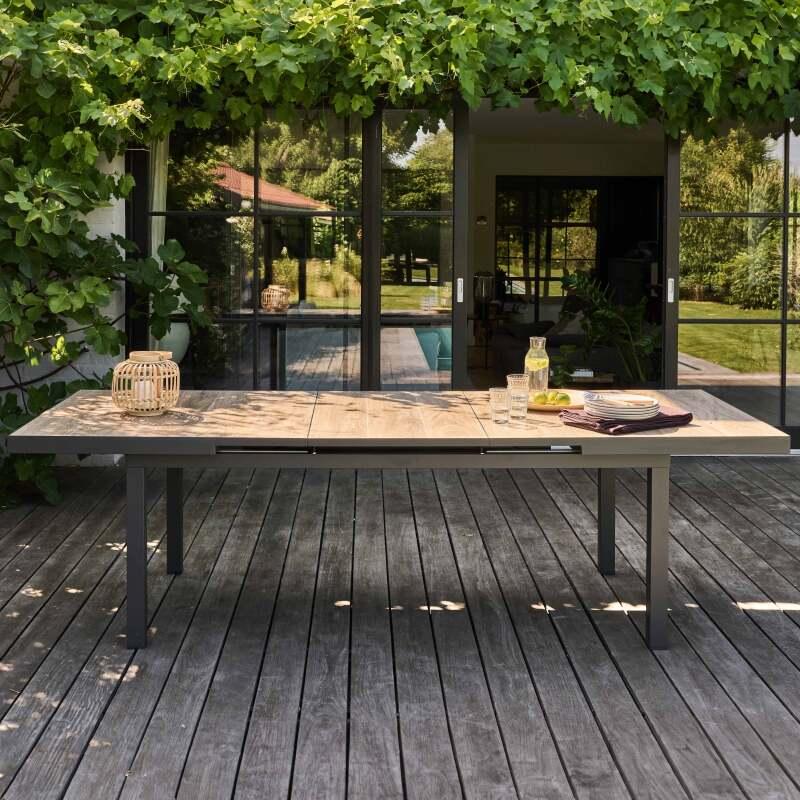 Mesa de jardín rectangular extensible con tablero de cerámica efecto madera, 8 sillas y 2 sillas con reposabrazos (3/7)