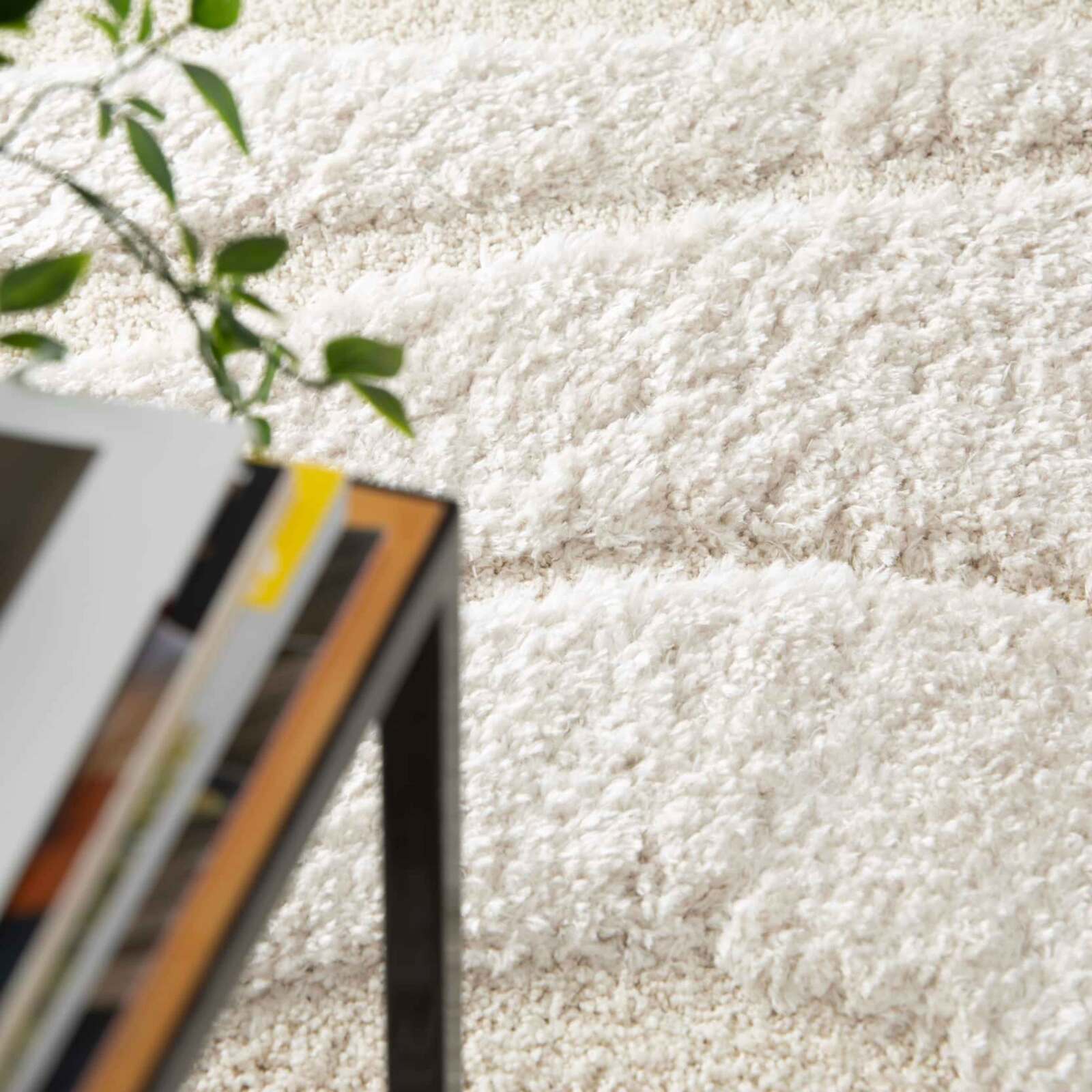 Alfombra shaggy rectangular de poliéster reciclado con motivos geométricos de pelo largo