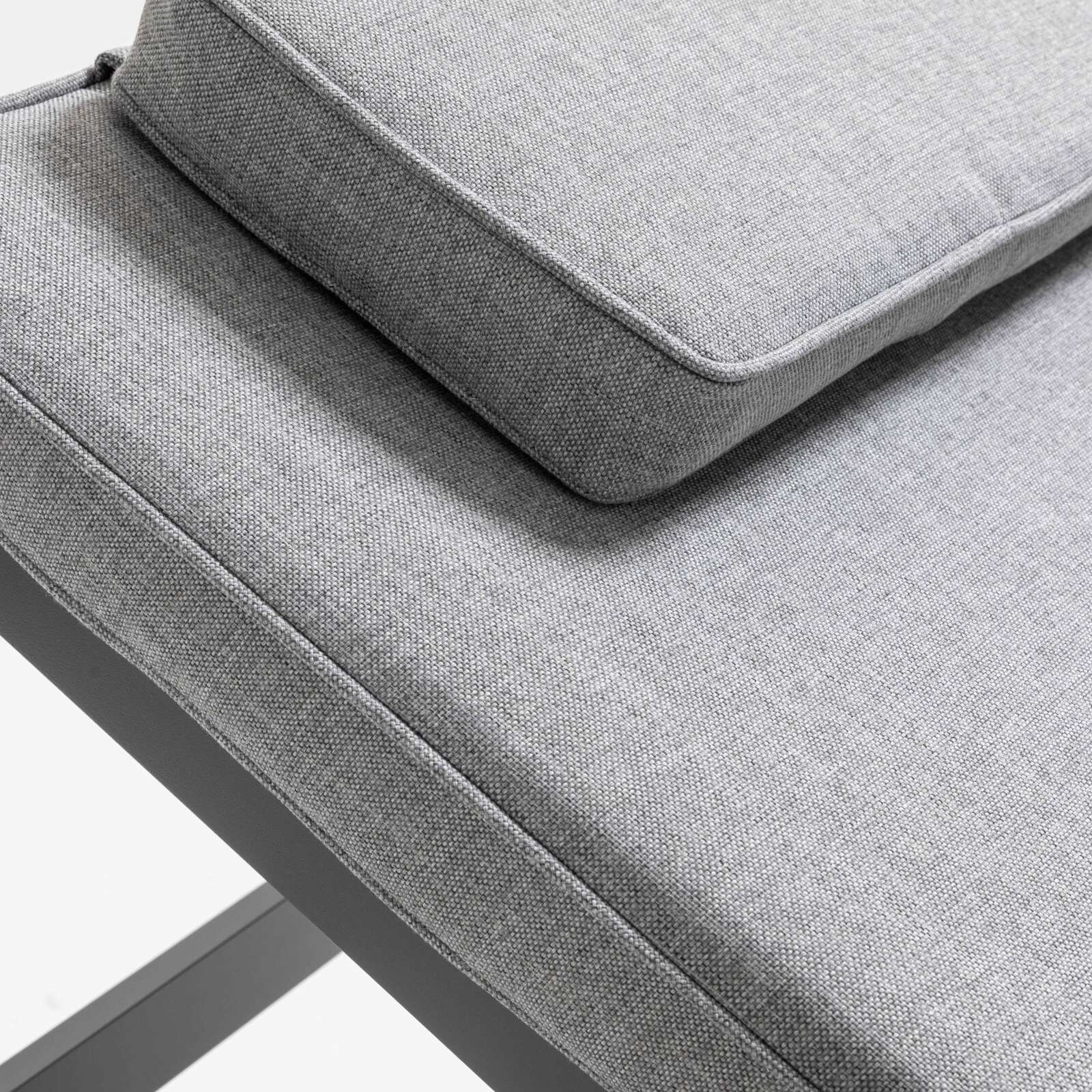 Lote de 2 tumbonas de aluminio y madera de teca y estante