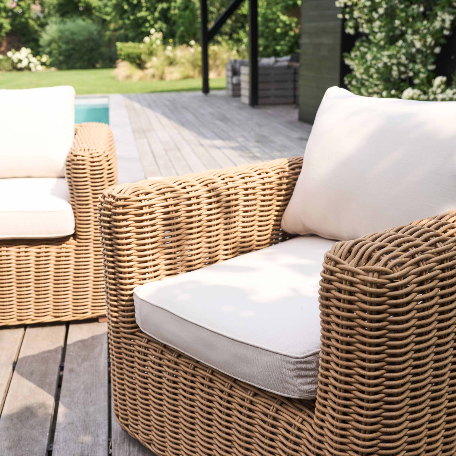 Salón de jardín de 7 plazas en resina trenzada