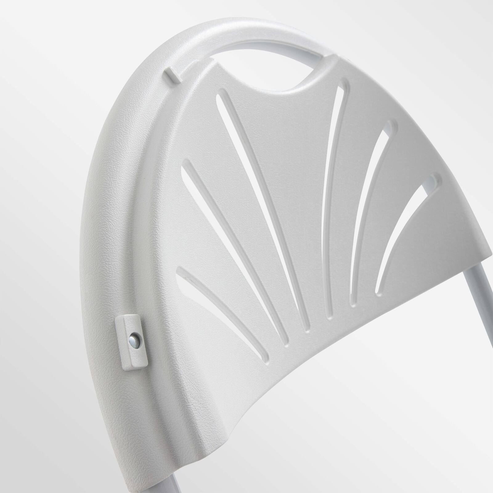 Silla de recepción plegable de plástico blanca.