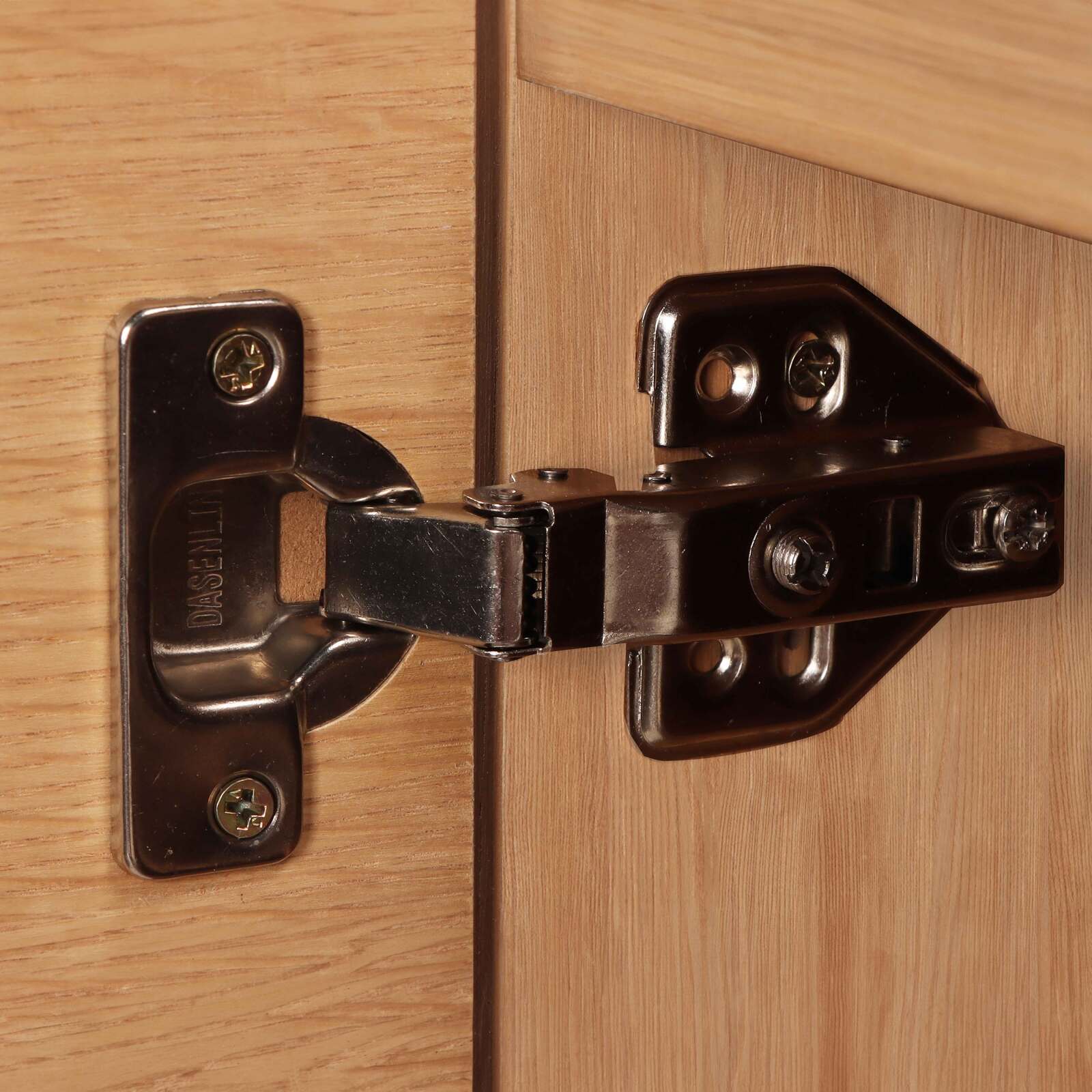 Aparador de 3 puertas en melamina efecto madera Aparador de 3 puertas en melamina efecto madera