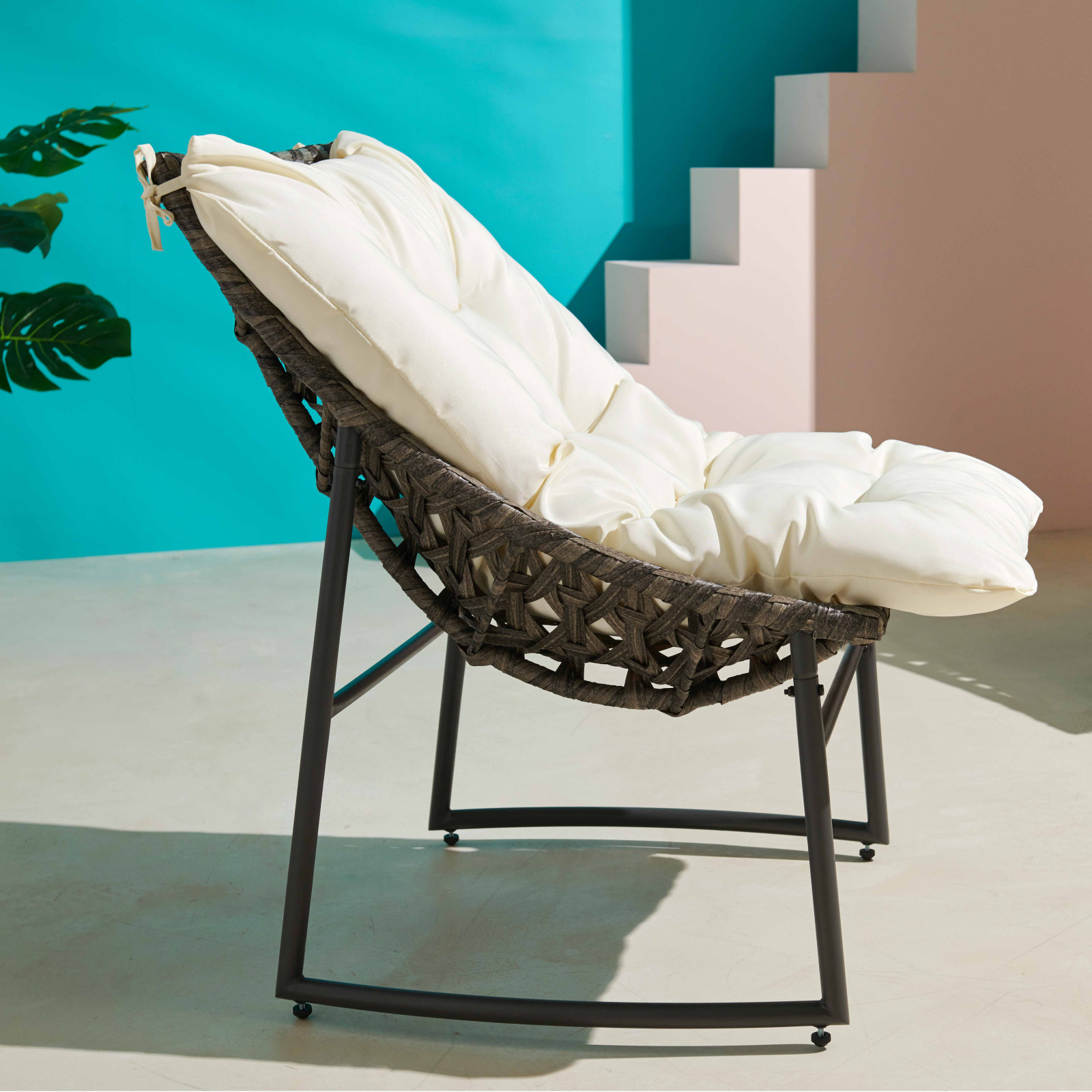 Muebles de jardín de resina y metal con grandes cojines crudo