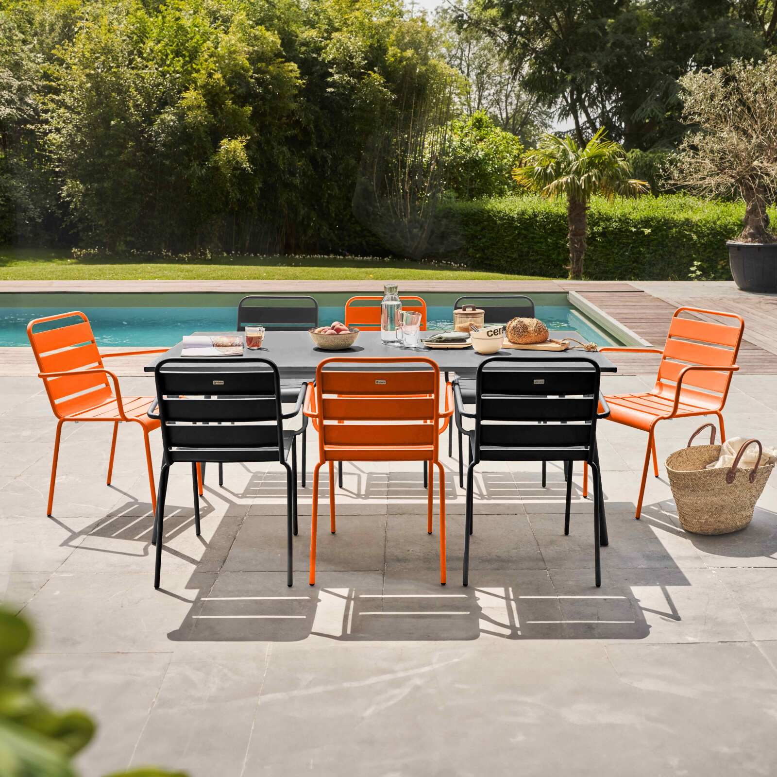 Mesa de jardín rectangular 180 x 90 cm y 8 sillas desparejadas con reposabrazos