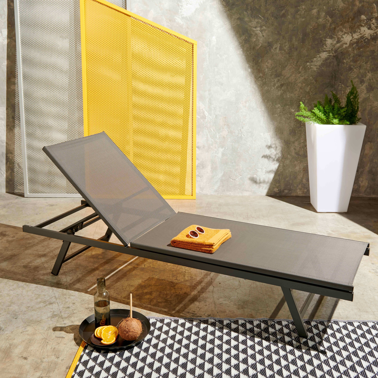 Tumbona de metal y textileno