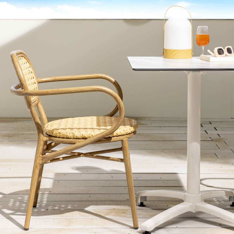 Silla de jardín de aluminio y ratán sintético con reposabrazos