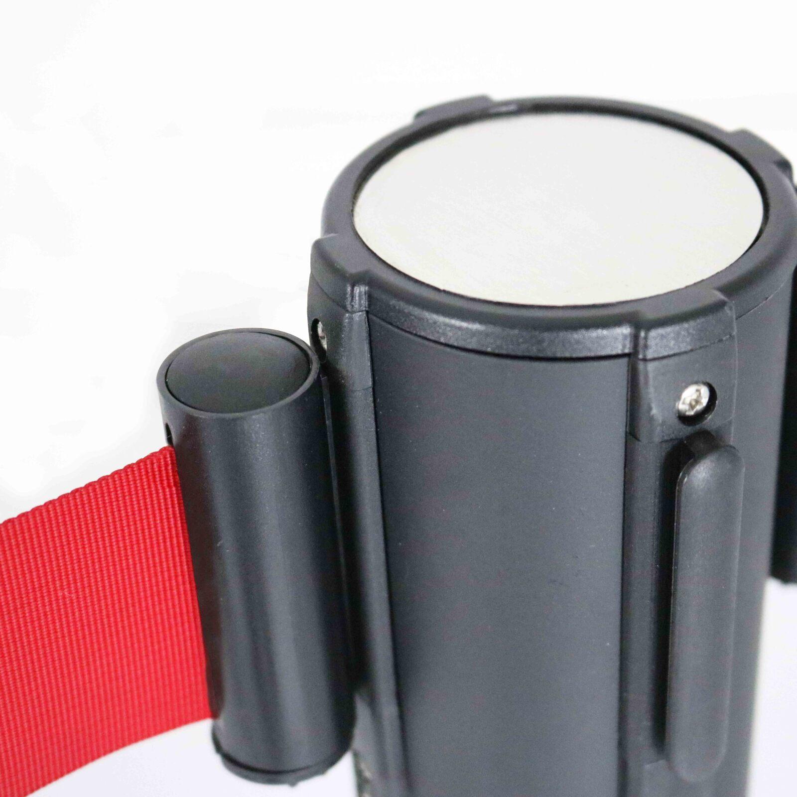 Postes de señalización con correa retráctil roja Postes de señalización con correa retráctil roja