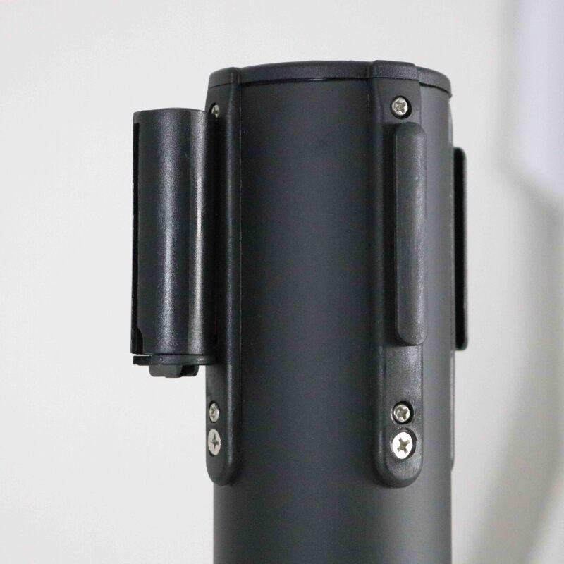 Postes de señalización con correa retráctil roja