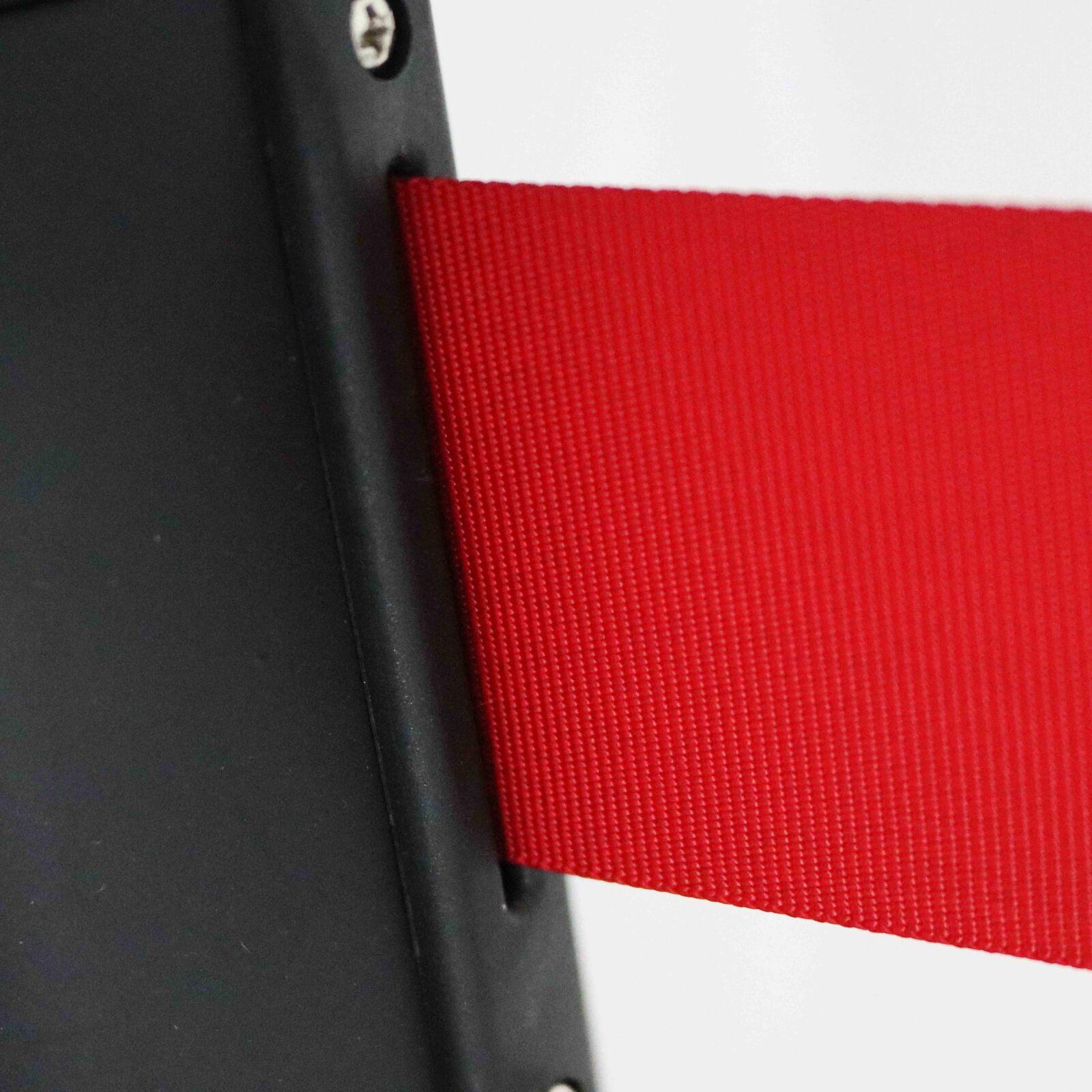 Postes de señalización con correa retráctil roja