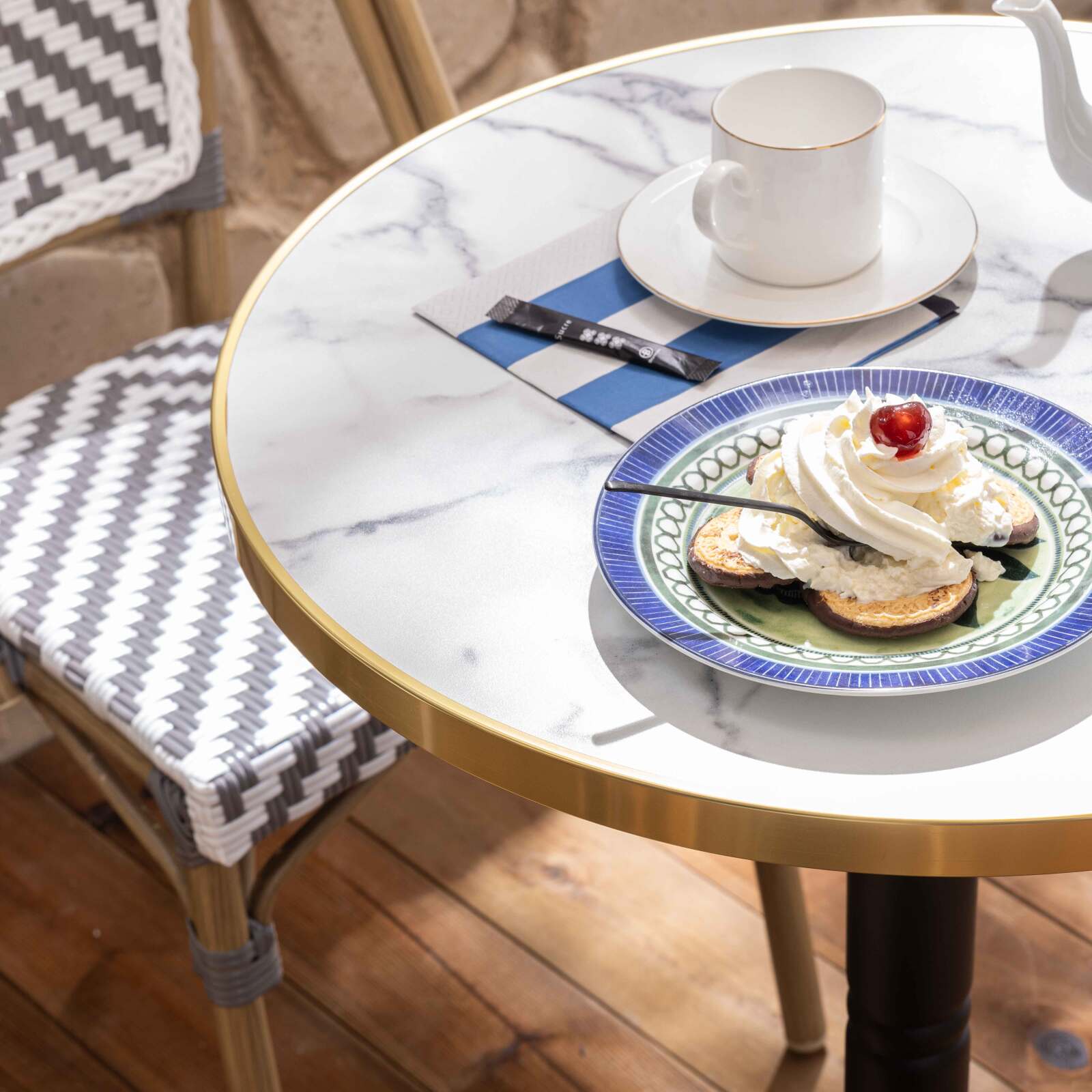 Mesa de terraza ⌀60 cm reclinable laminada y 2 sillas de aluminio estilo bistro 