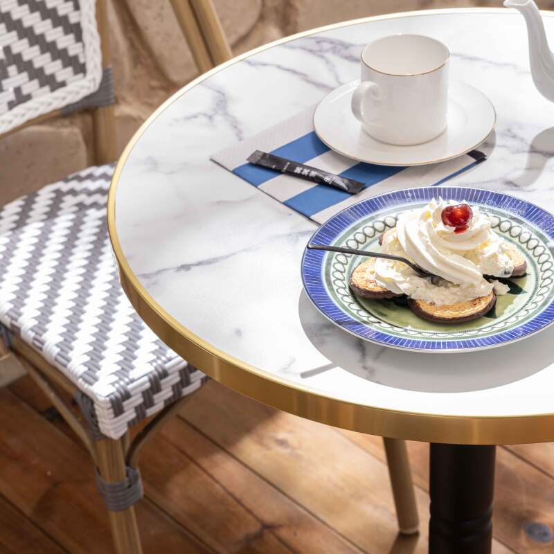 Mesa de terraza ⌀60 cm reclinable laminada y 2 sillas de aluminio estilo bistro  (4/10)