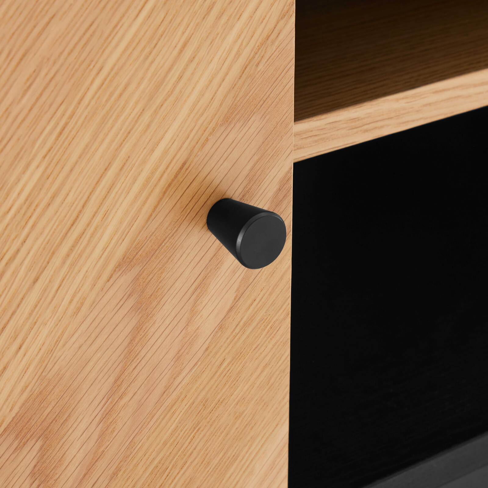 Mueble TV de tablero de partículas con decoración en melamina chapada en roble FSC® 160 cm