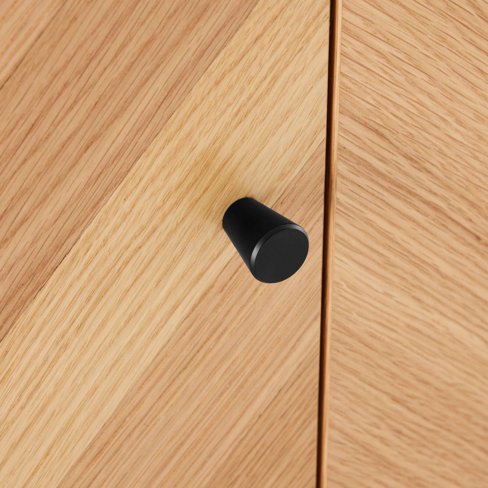 Aparador de tablero de partículas chapado en roble con decoración en melamina FSC® 160 cm