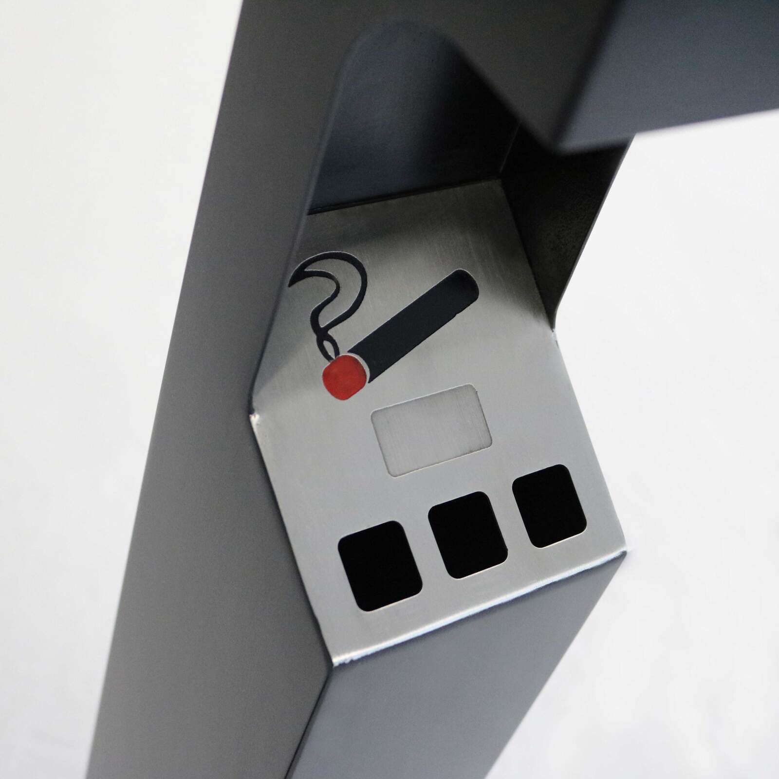 Cenicero de pared para exterior en acero negro Cenicero de pared para exterior en acero negro