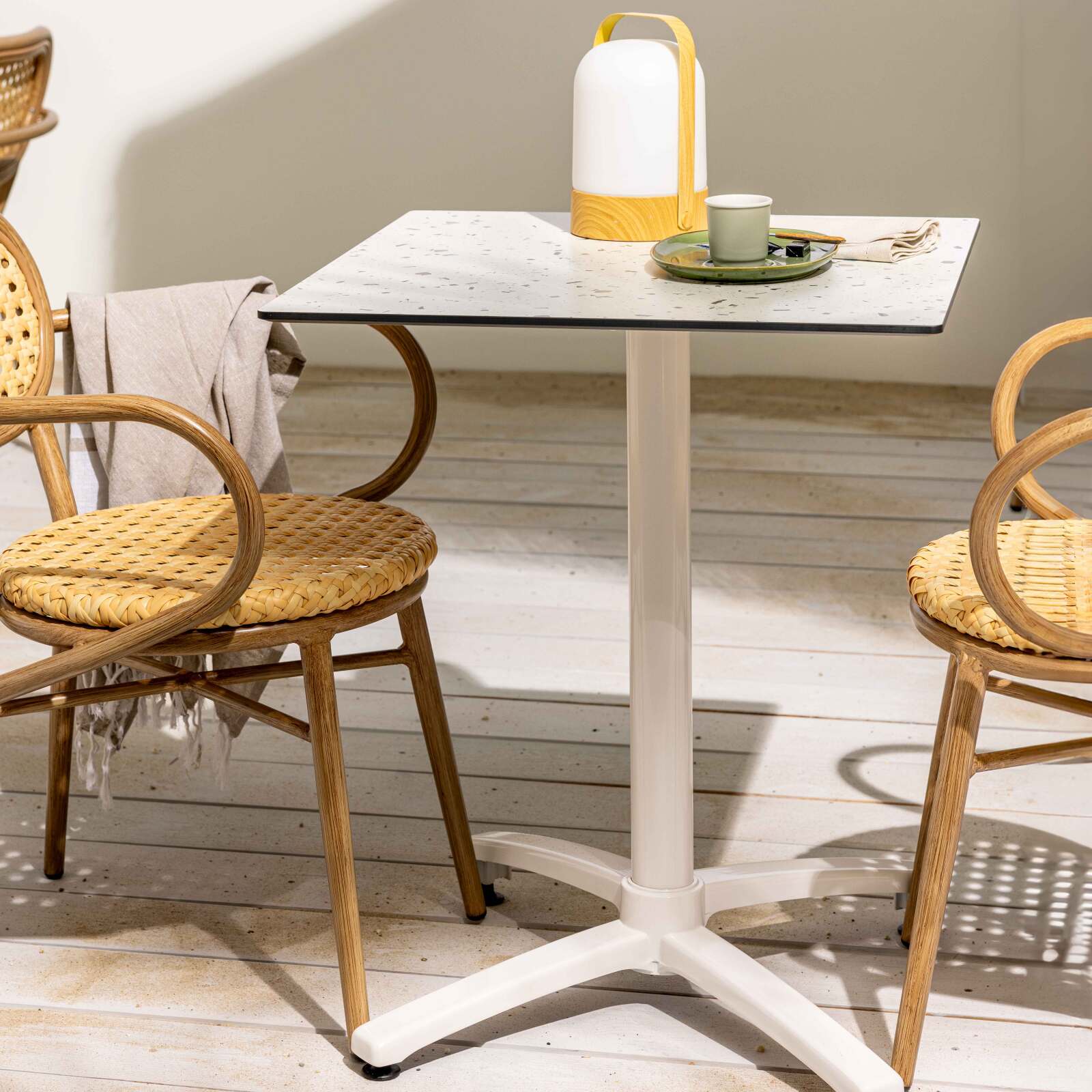 Mesa de jardín cuadrada de 60 x 60 cm con pie blanco inclinable en HPL