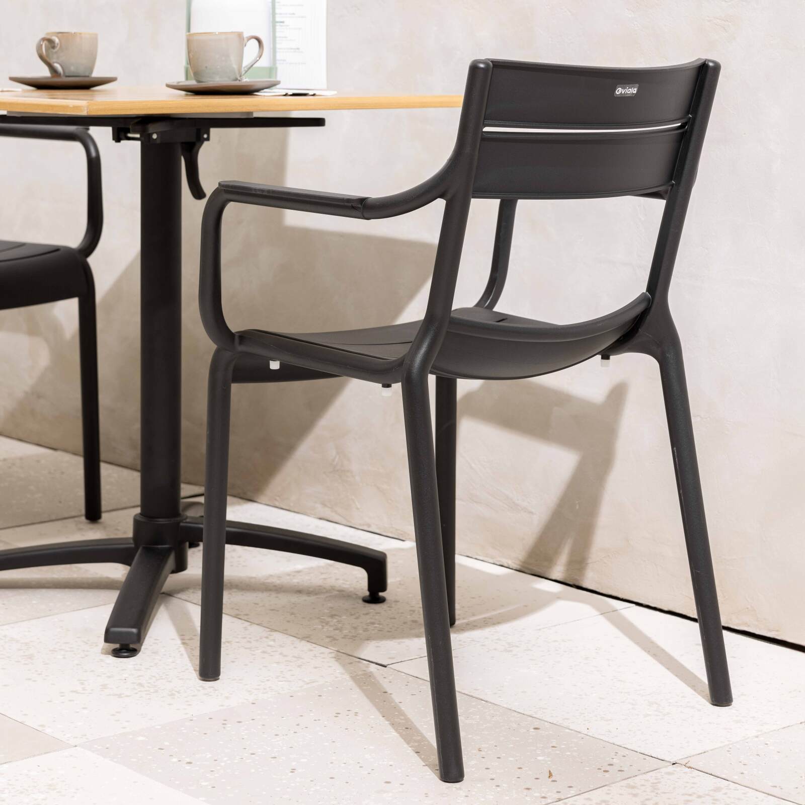 Silla de jardín de plástico con reposabrazos