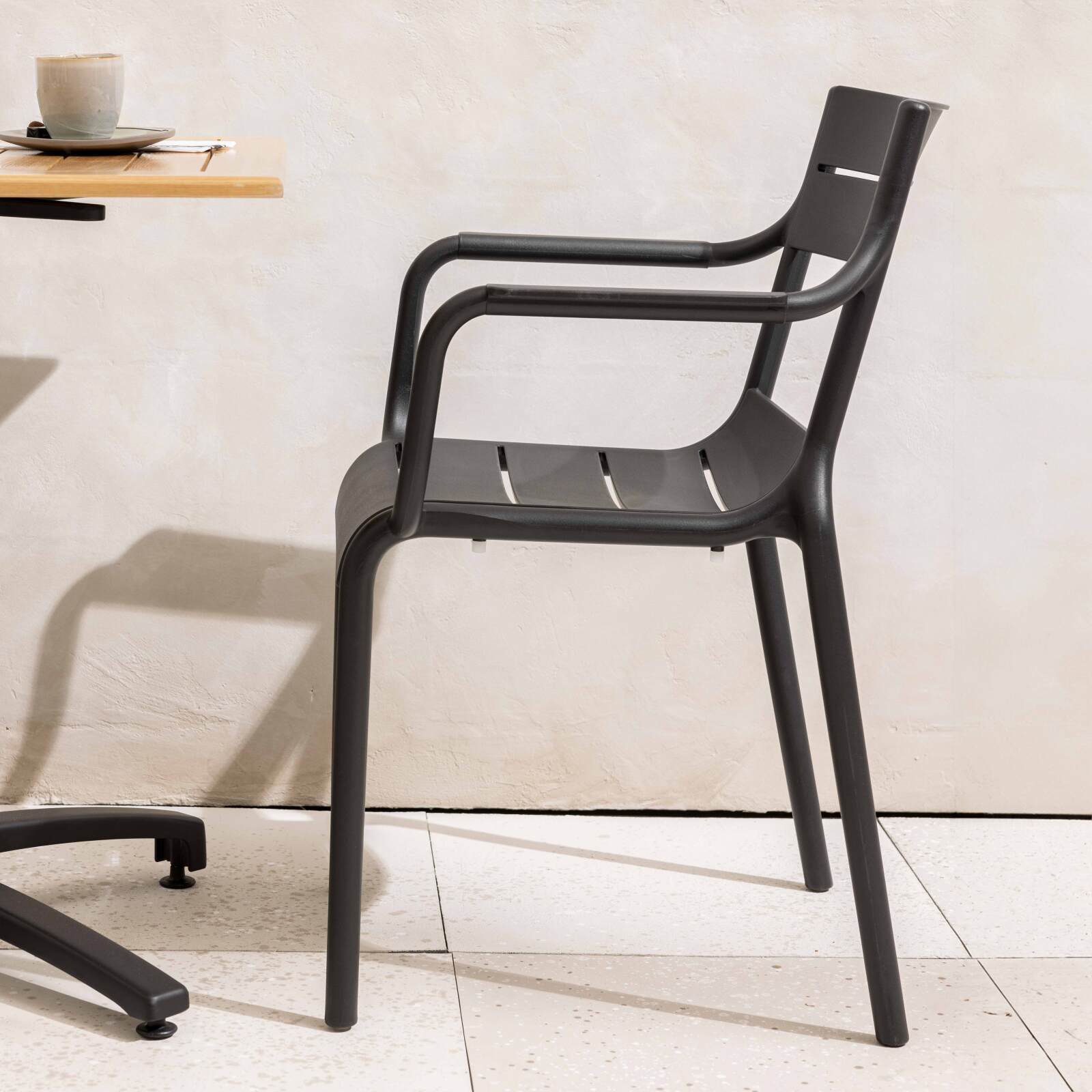 Silla de jardín de plástico con reposabrazos