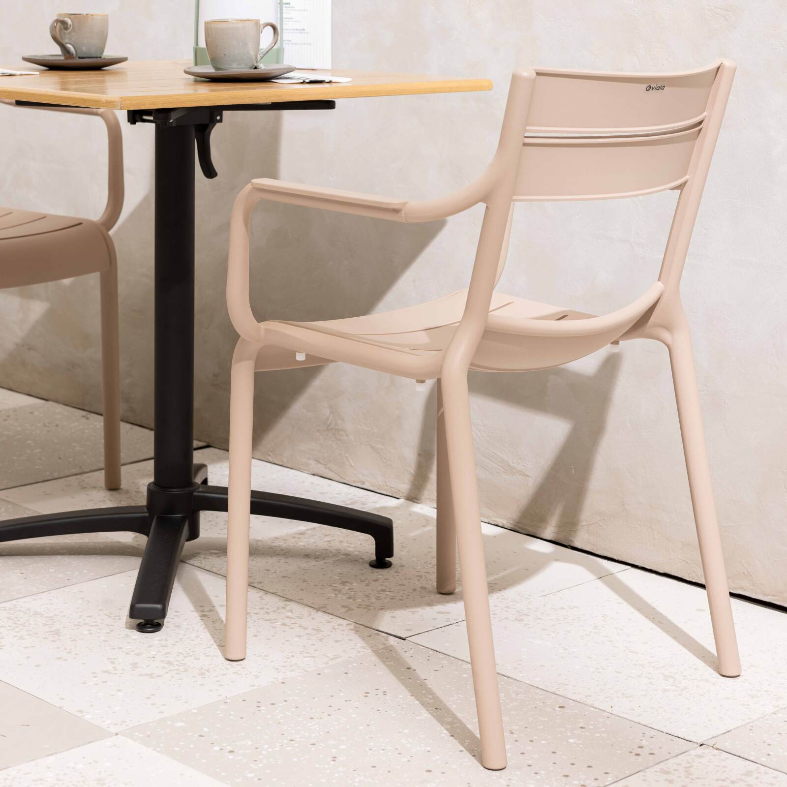 Silla de jardín de plástico con reposabrazos