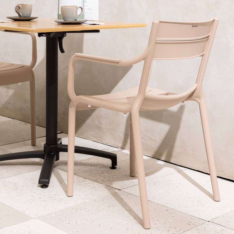 Silla de jardín de plástico con reposabrazos (2/7)