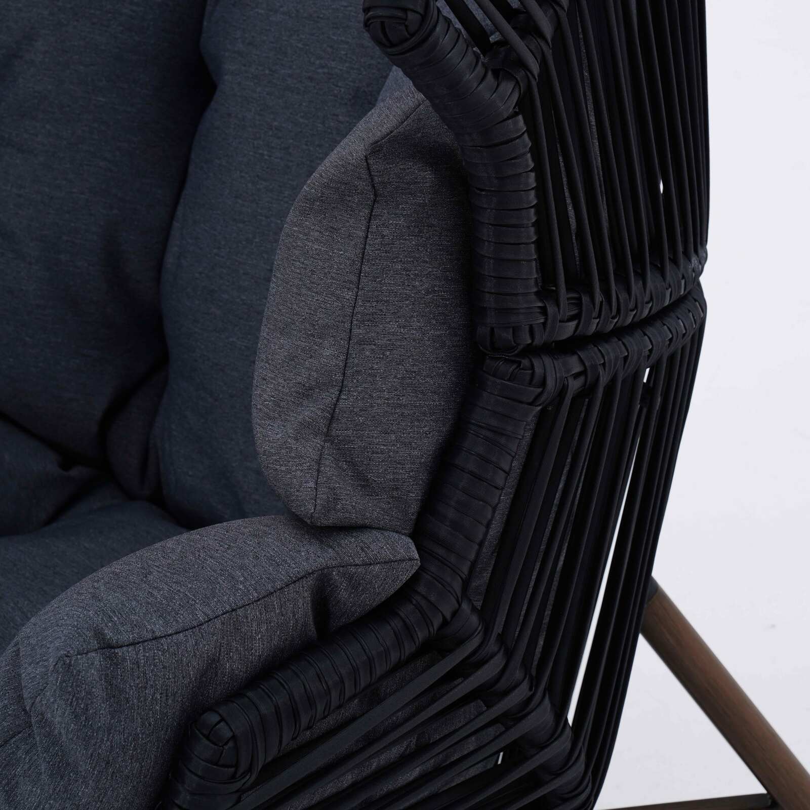 Sillón de jardín Egg sobre base de acero y ratán 142 cm