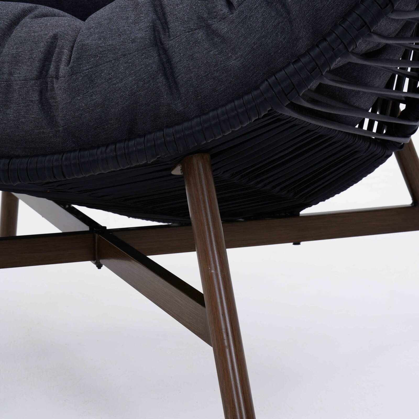 Sillón de jardín Egg sobre base de acero y ratán 142 cm