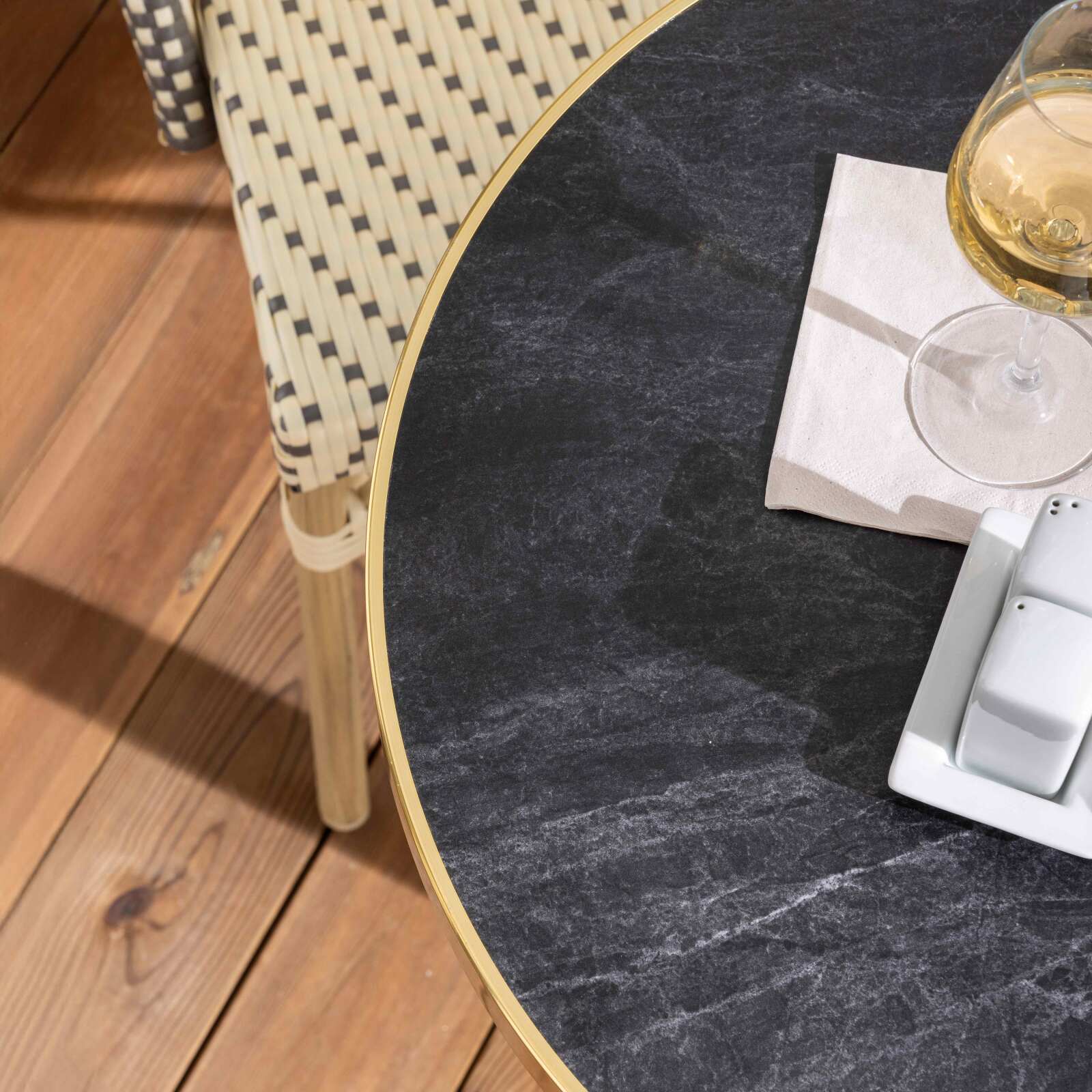 Mesa de terraza ⌀60 cm reclinable laminada y 2 sillas estilo bistró en ratán sintético