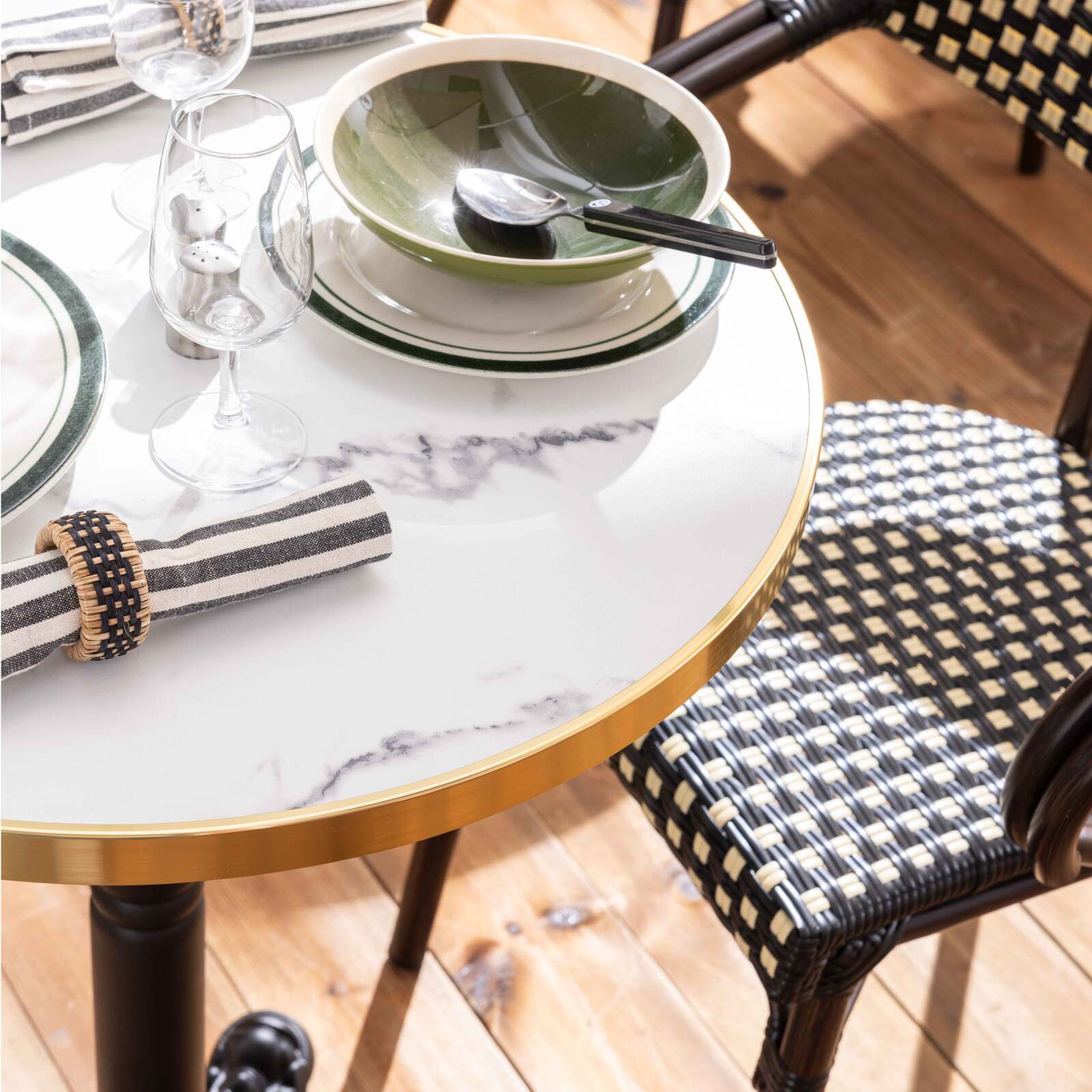 Mesa de terraza ⌀60 cm reclinable laminada y 2 sillas bistro en aluminio y ratán sintético