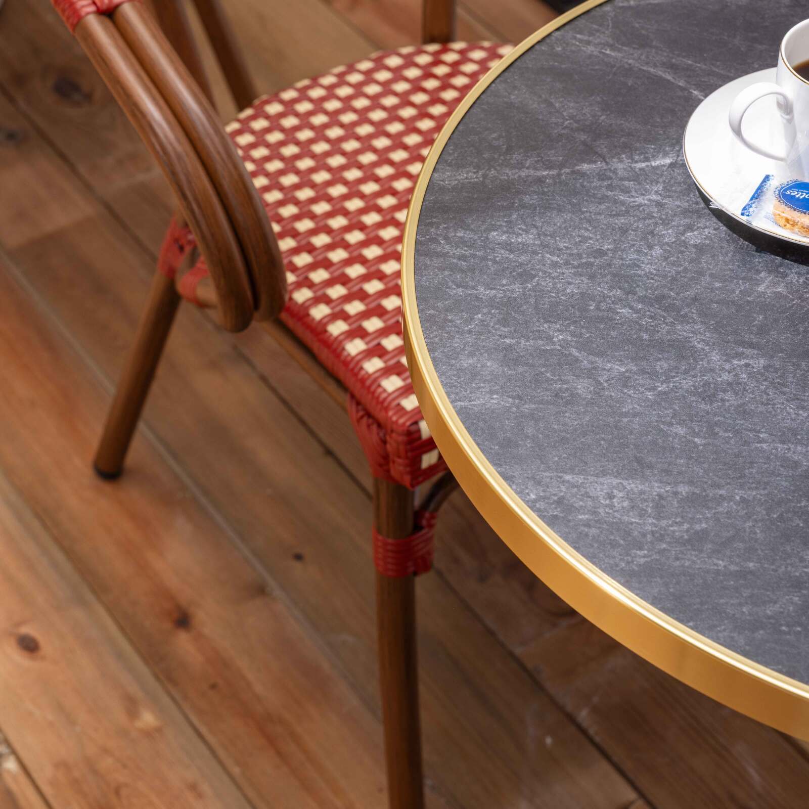 Mesa de terraza ⌀60 cm reclinable laminada y 2 sillas bistro en aluminio y ratán sintético