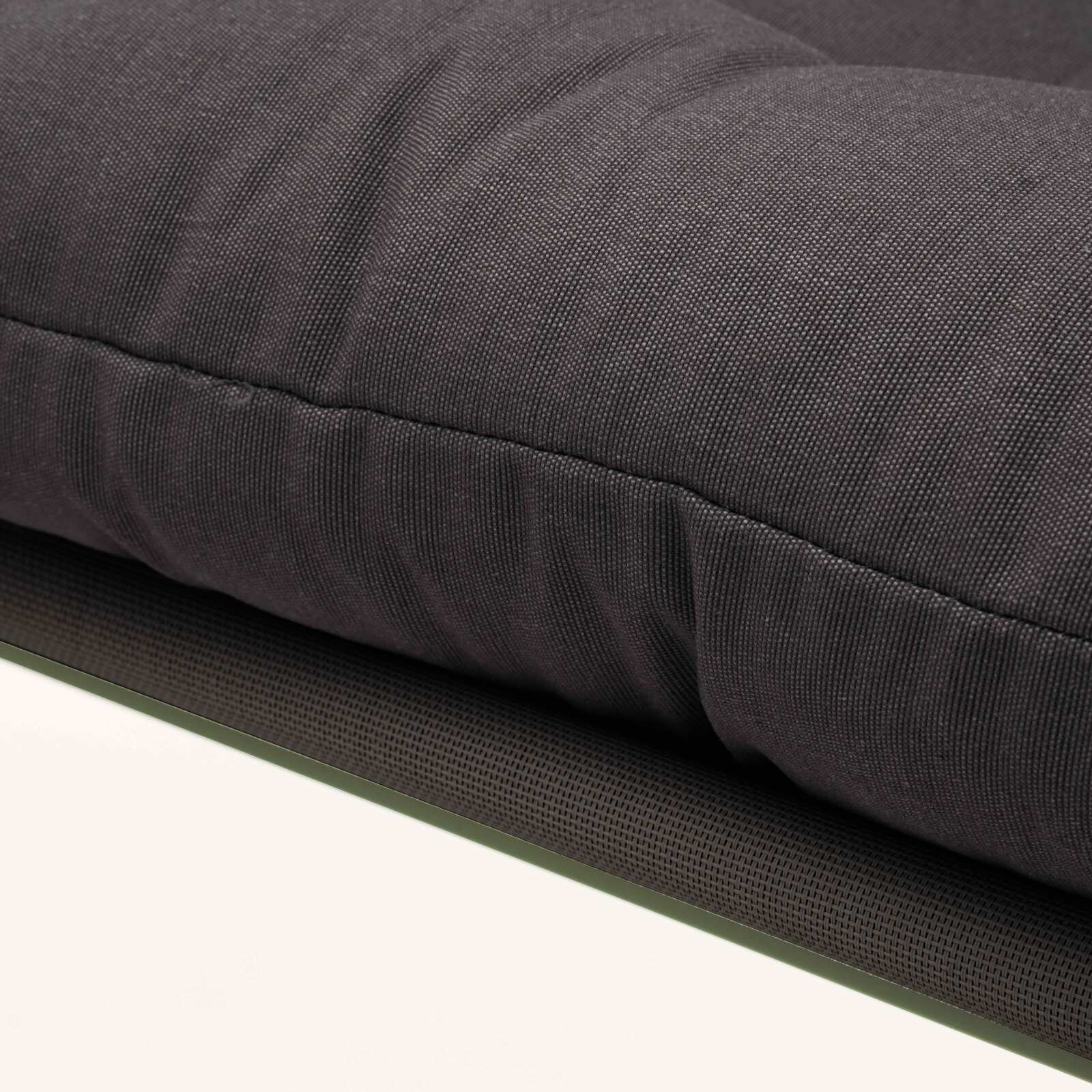 Mueble de jardín metálico de 4 plazas con 1 sofá, 2 sillones y mesa de centro.