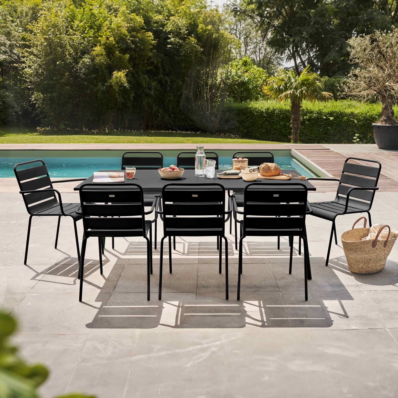 Ensemble table rectangulaire 180 cm et 8 fauteuils en métal
