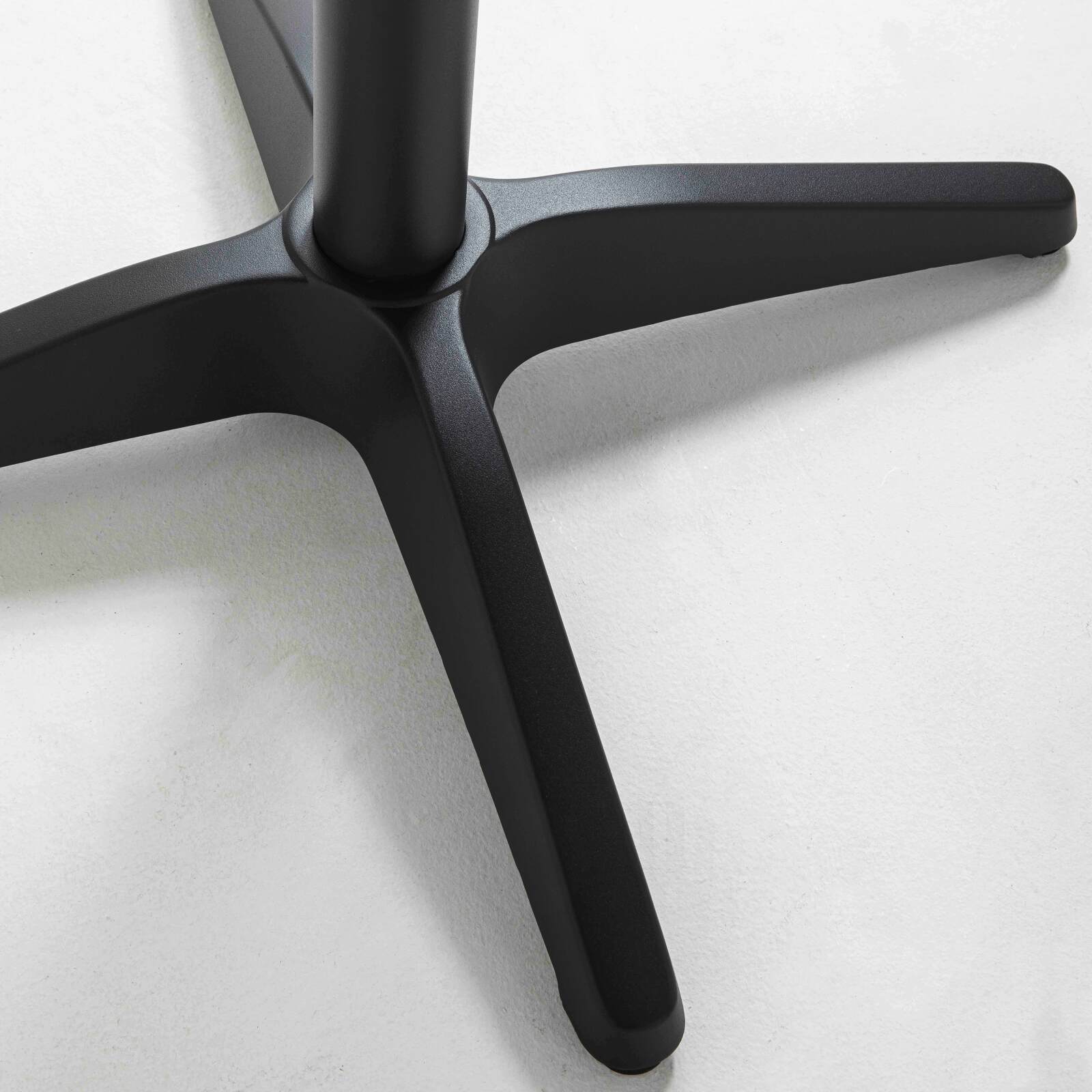 Mesa cuadrada con tablero de madera y 4 sillas de metal