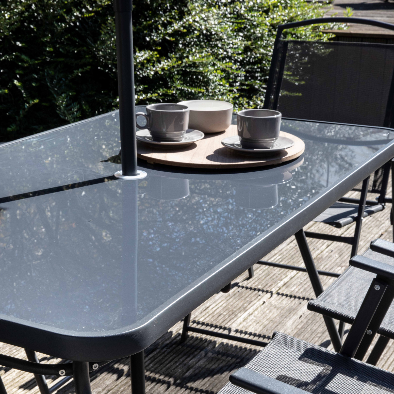 Mesa de jardín rectangular 140 x 80 cm, 6 sillas con reposabrazos y sombrilla