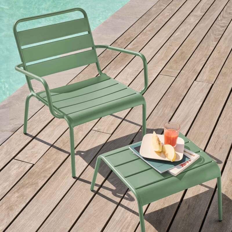 Sillón de jardín bajo de metal y reposapiés - Lifestyle