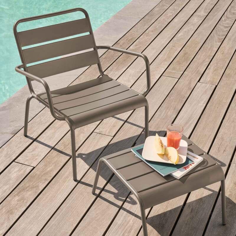 Sillón de jardín bajo de metal y reposapiés - Lifestyle