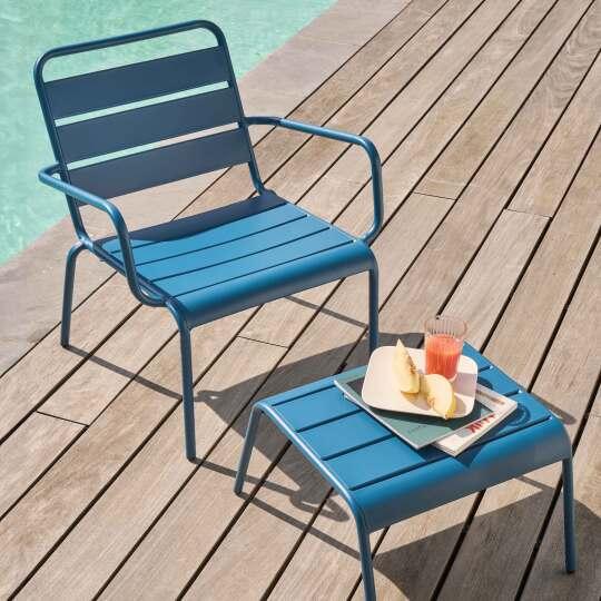 Sillón de jardín bajo con reposapiés de metal resistente | Oviala