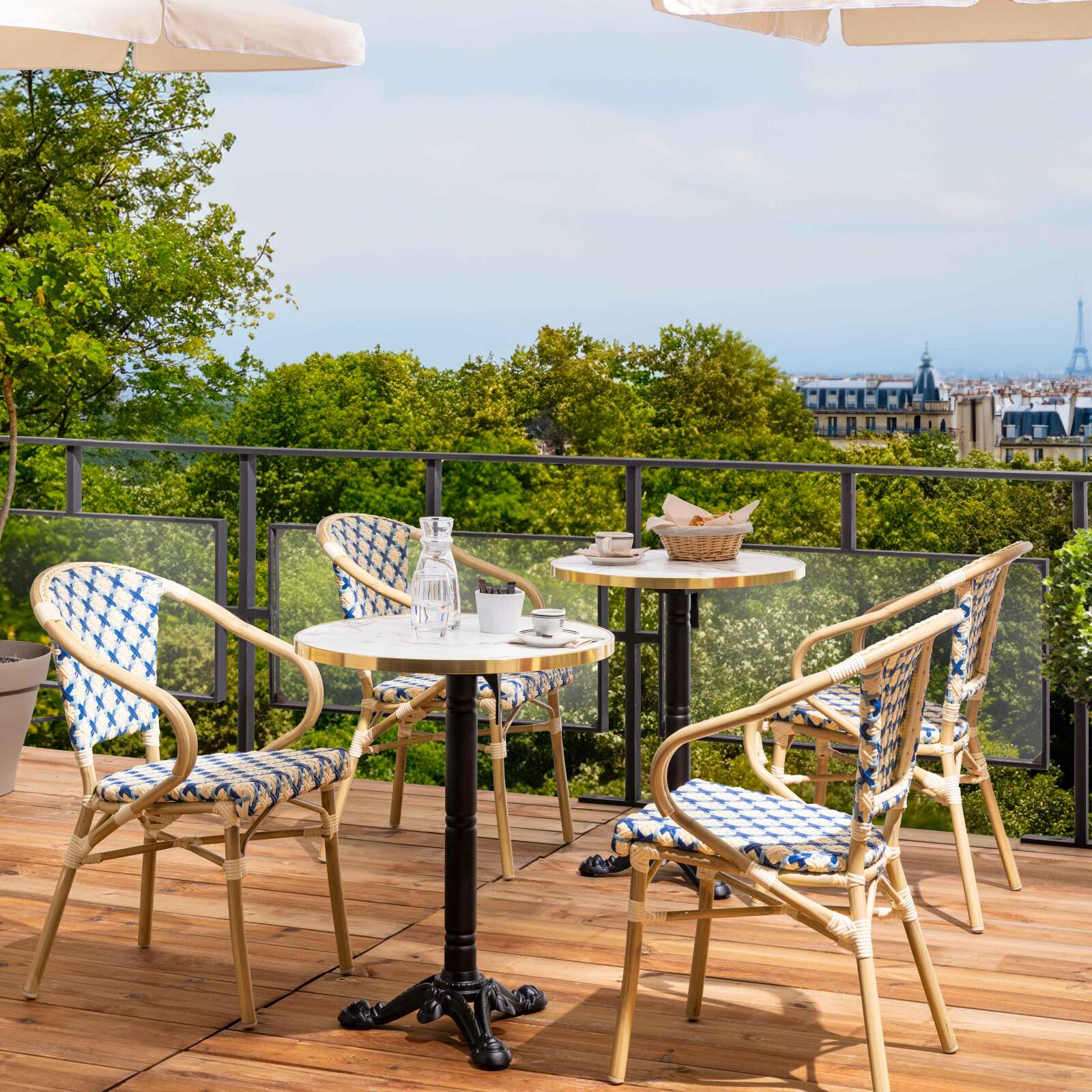 Silla de jardín estilo bistro parisino de aluminio y ratán sintético con reposabrazos