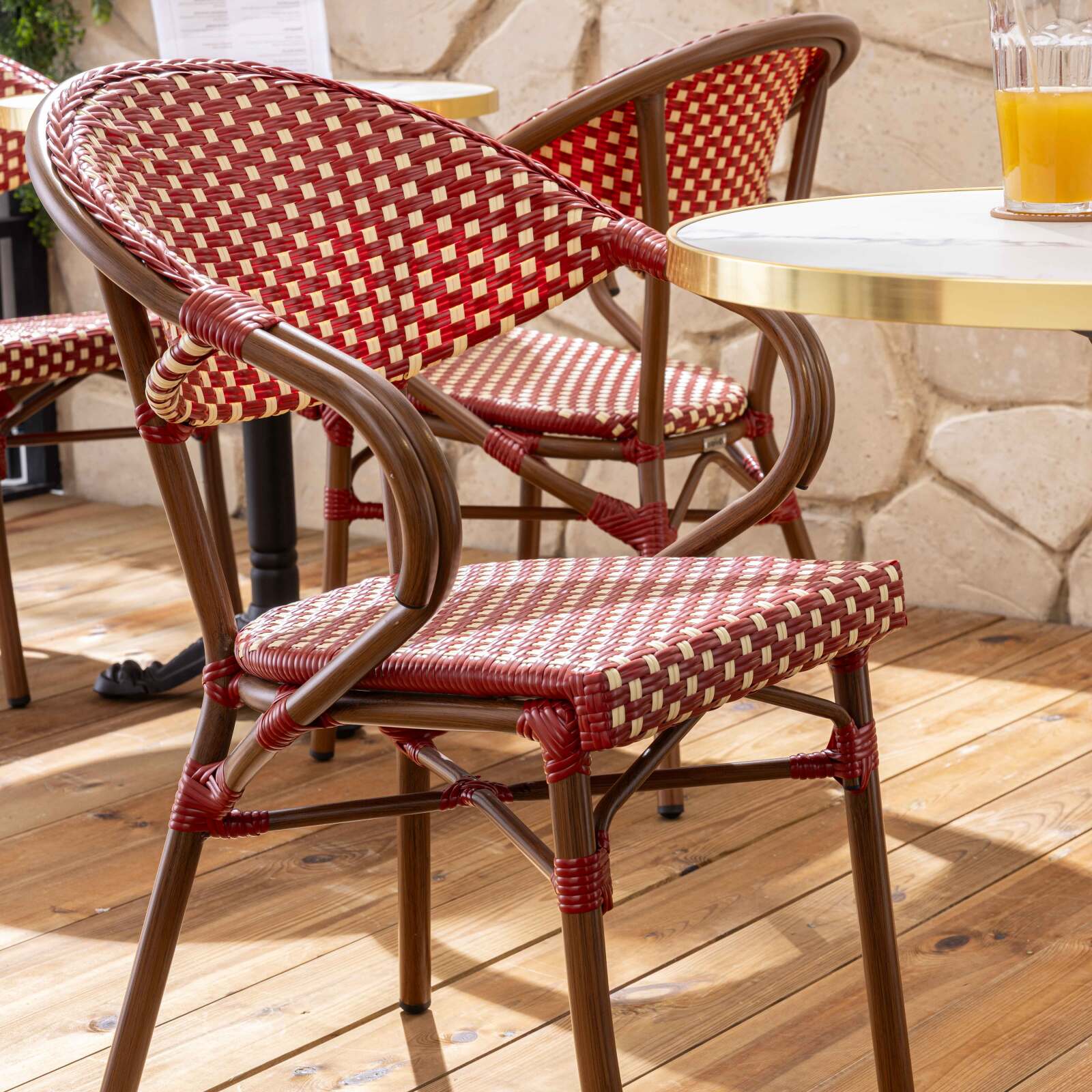 Silla de jardín estilo bistro parisino de aluminio y ratán sintético con reposabrazos Silla de jardín estilo bistro parisino de aluminio y ratán sintético con reposabrazos