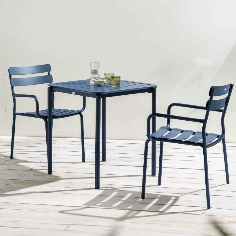 Mesa de jardín cuadrada de aluminio 70x70 cm y 2 sillas con reposabrazos - Lifestyle