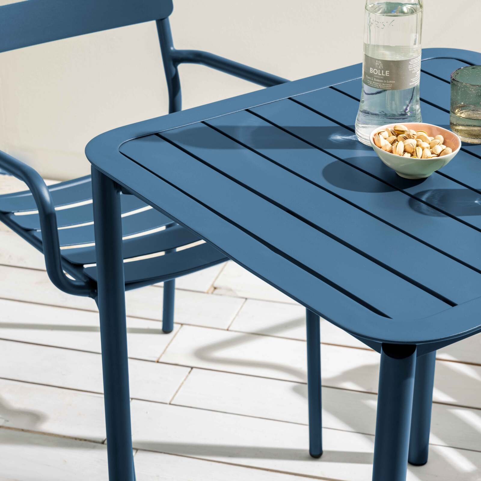 Mesa de patio cuadrada de 70 x 70 cm y 4 sillas con reposabrazos de aluminio