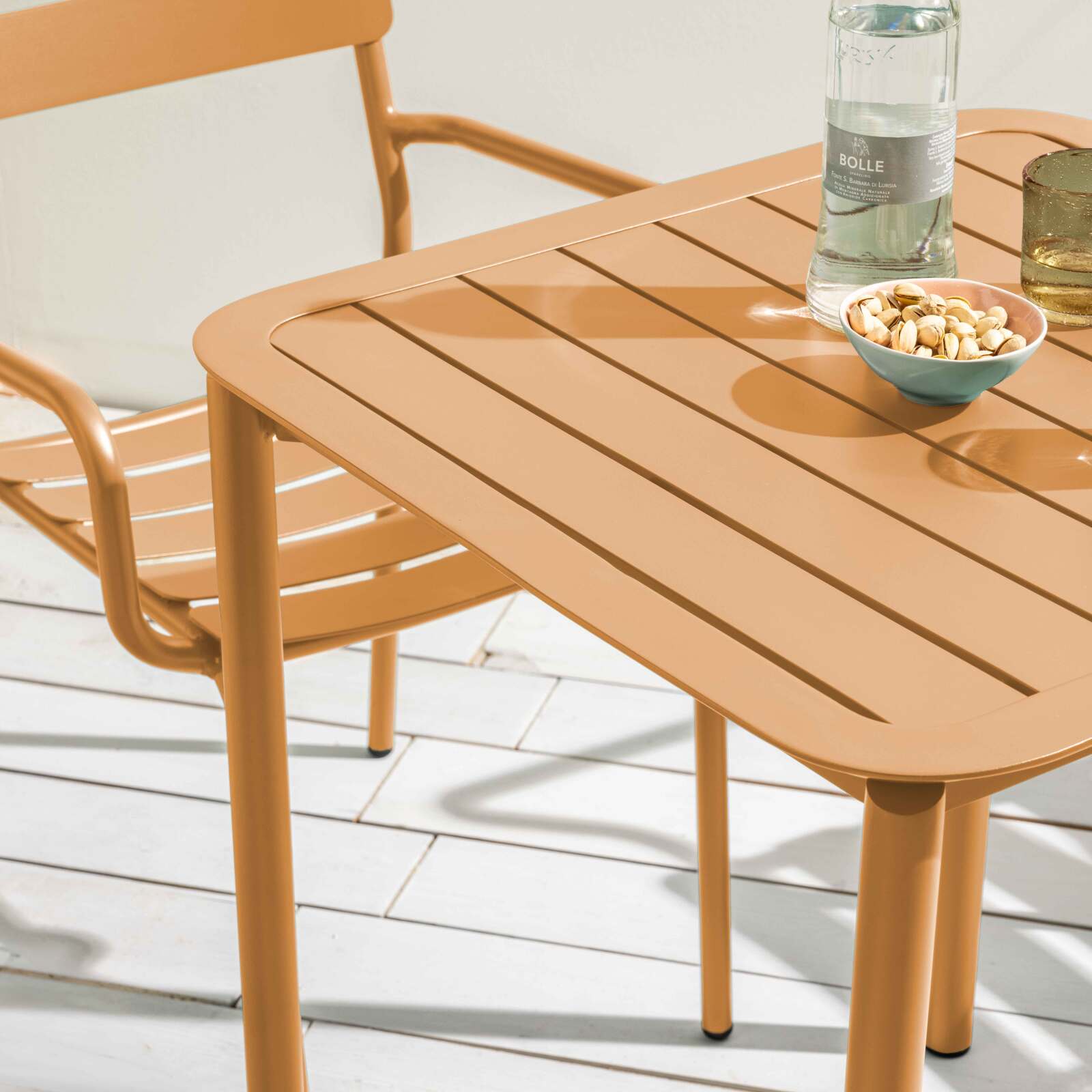 Mesa de patio cuadrada de 70 x 70 cm y 2 sillas con reposabrazos de aluminio