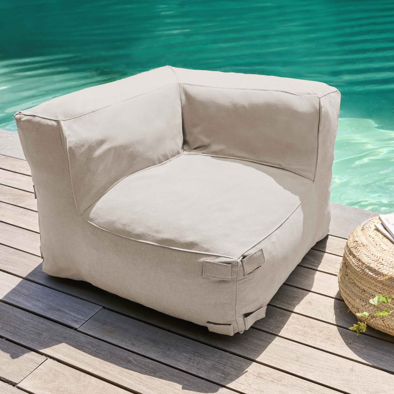 Mobiliario de jardín modular con 1 sillón esquinero y 1 chaise longue.