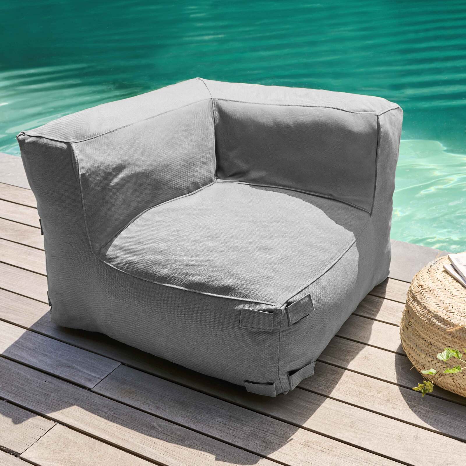 Mobiliario de jardín modular con 1 sillón esquinero y 1 chaise longue.