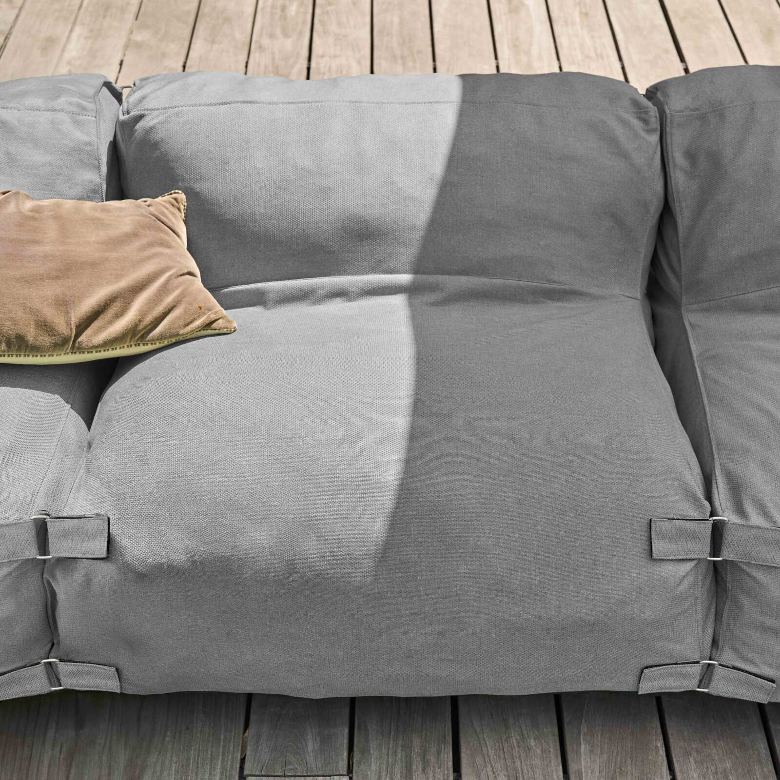 Mobiliario de jardín modular con 1 sillón esquinero y 1 chaise longue.