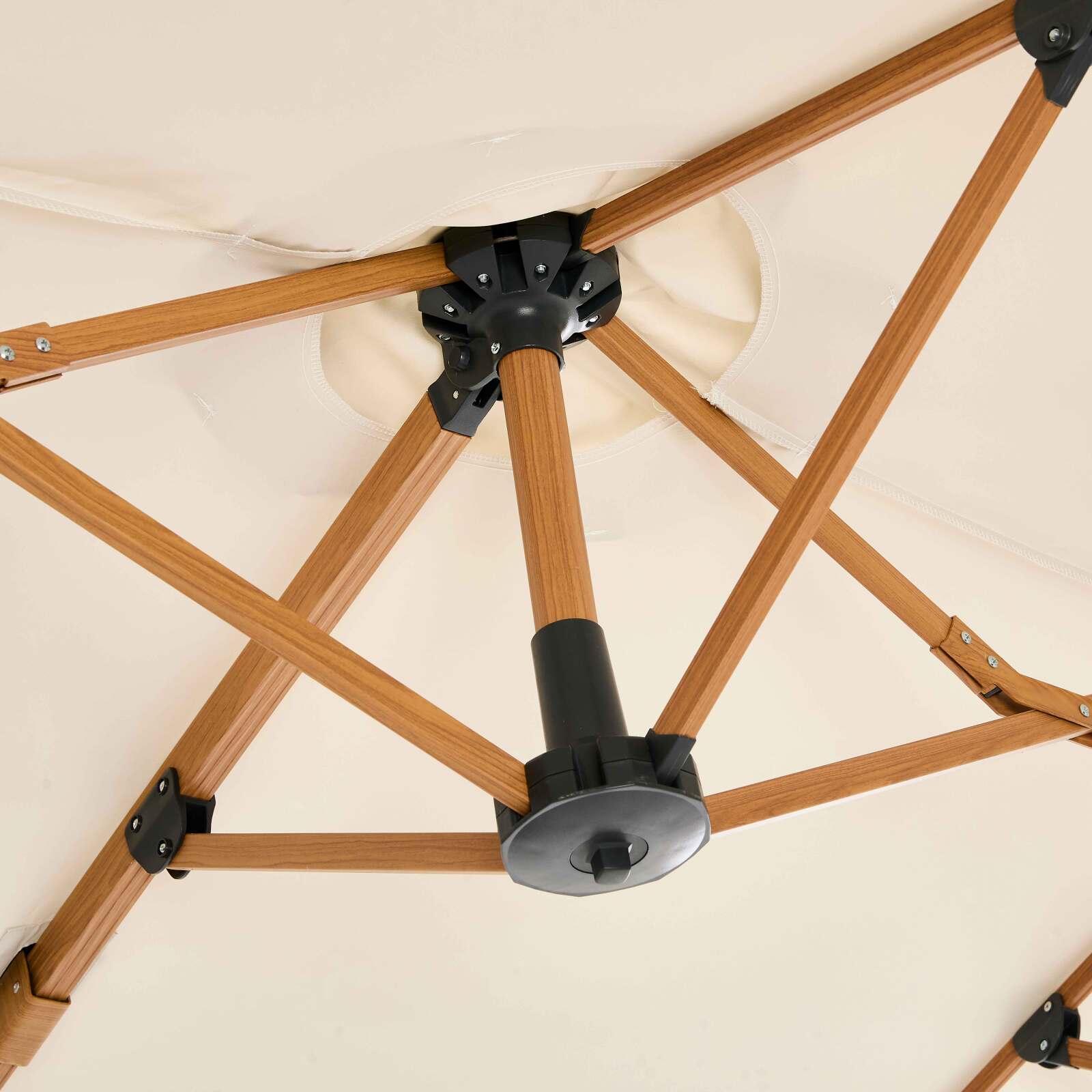 Parasol de 3 cabezales (4,5 x 2,65 m) con poste giratorio de 360° en imitación madera y funda protectora